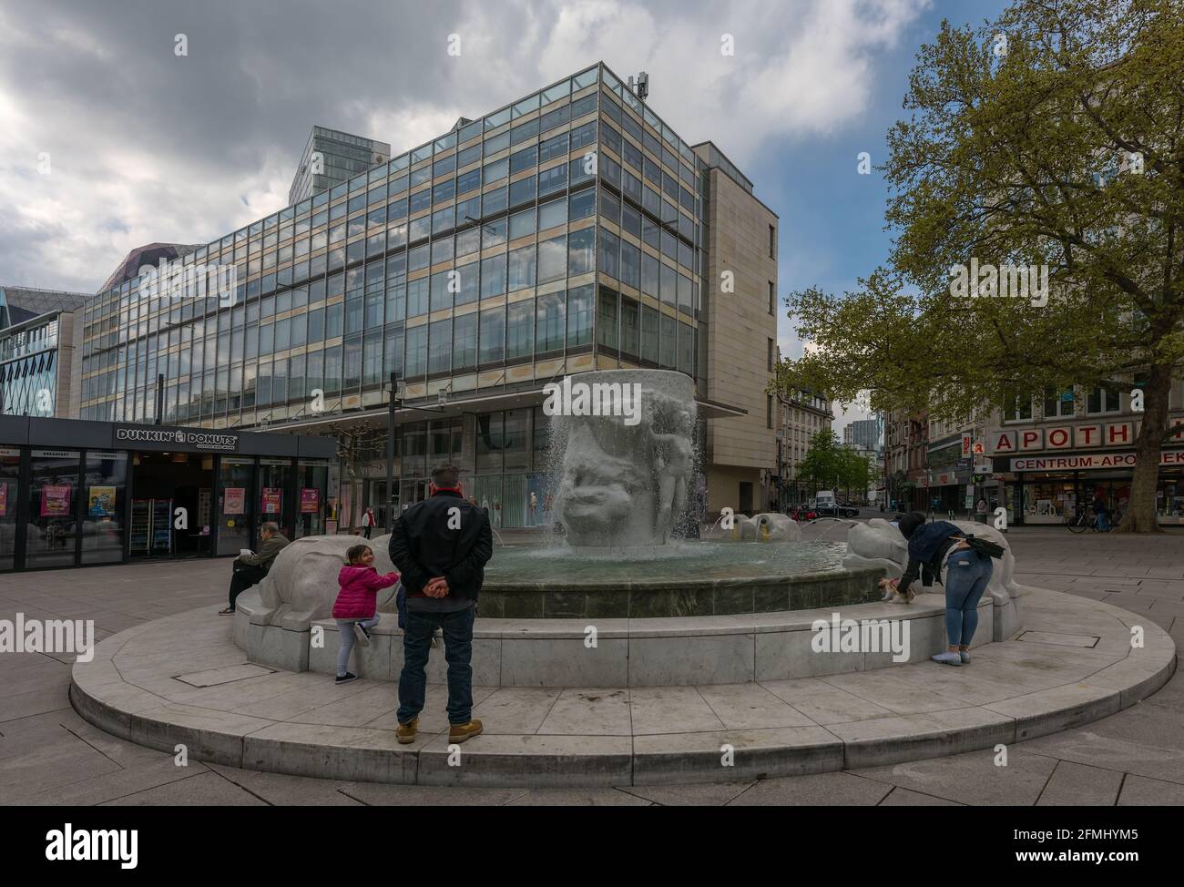 La fontana Brockhaus nella via dello shopping Zeil, Francoforte sul meno, Germania Foto Stock