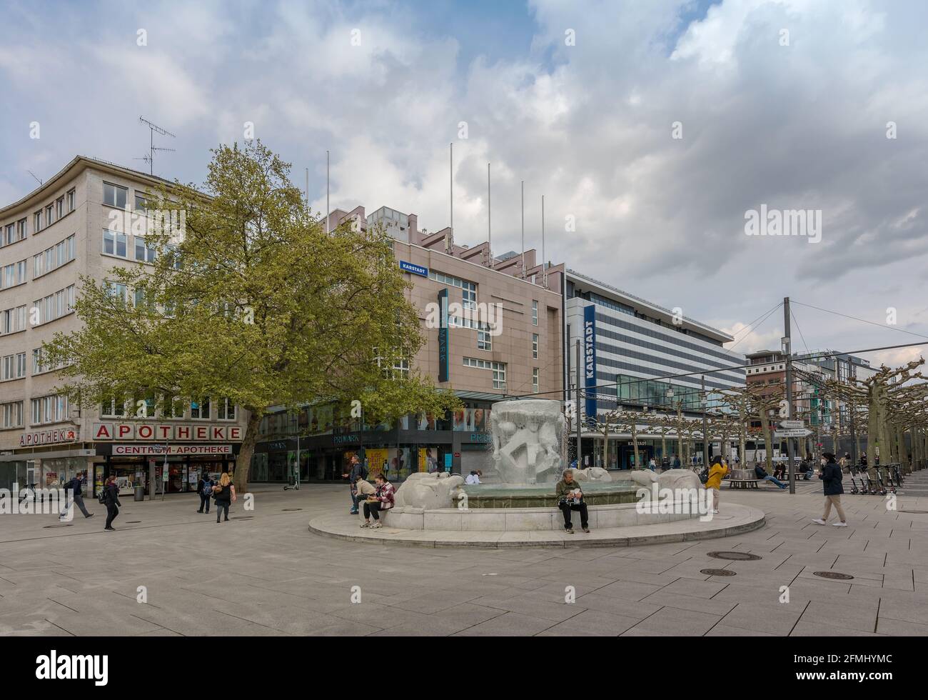 La fontana Brockhaus nella via dello shopping Zeil, Francoforte sul meno, Germania Foto Stock