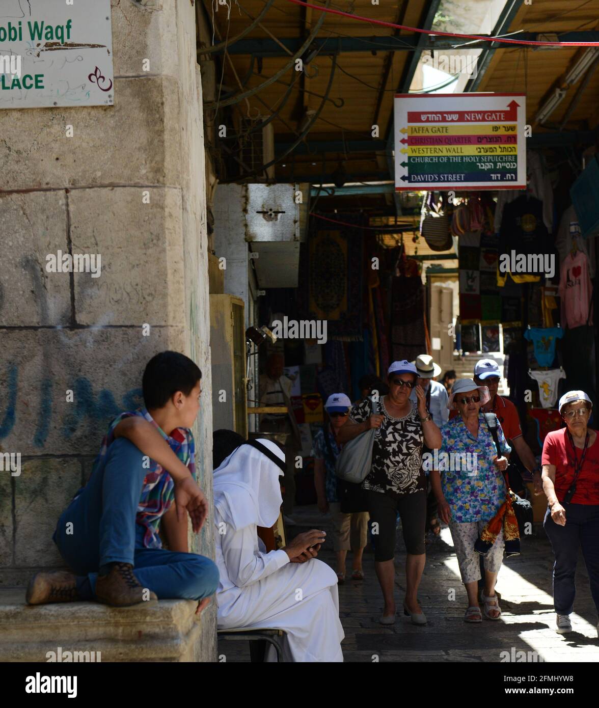 Le vivaci strade della città vecchia di Gerusalemme. Foto Stock