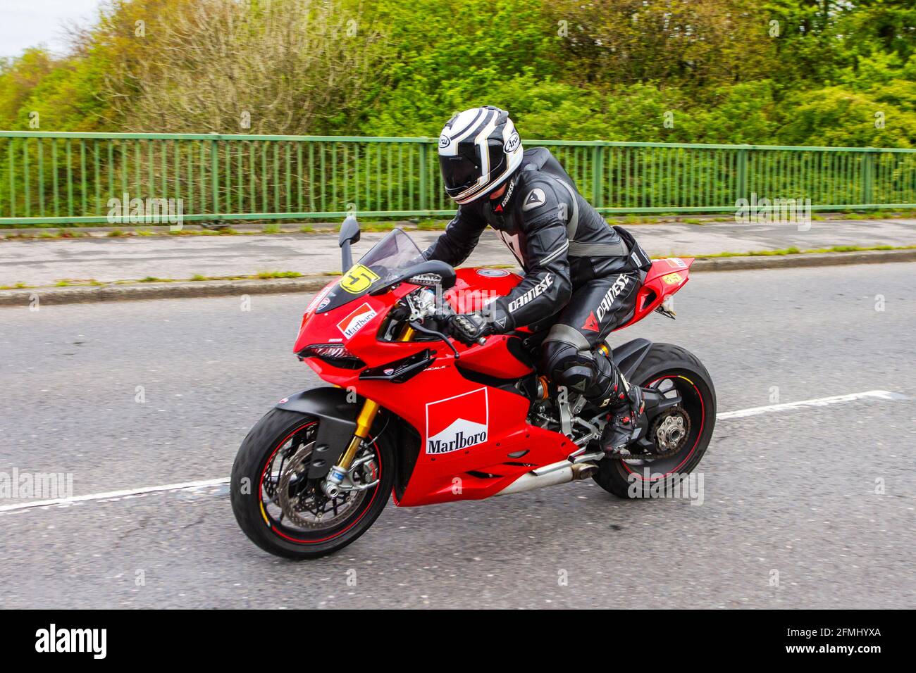 Red Marlboro Ducati; motociclista; trasporto a due ruote, motocicli,  veicoli, Strade, motociclette da corsa, motociclisti in moto che si trovano  a Chorley, Regno Unito Foto stock - Alamy