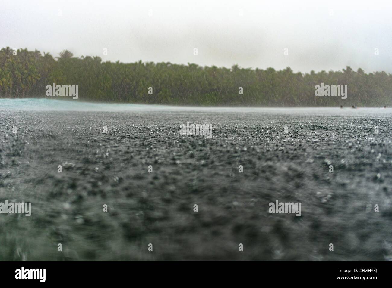 Gocce che colpiscono la superficie dell'acqua Ocean Sea Rain gocce Foto Stock