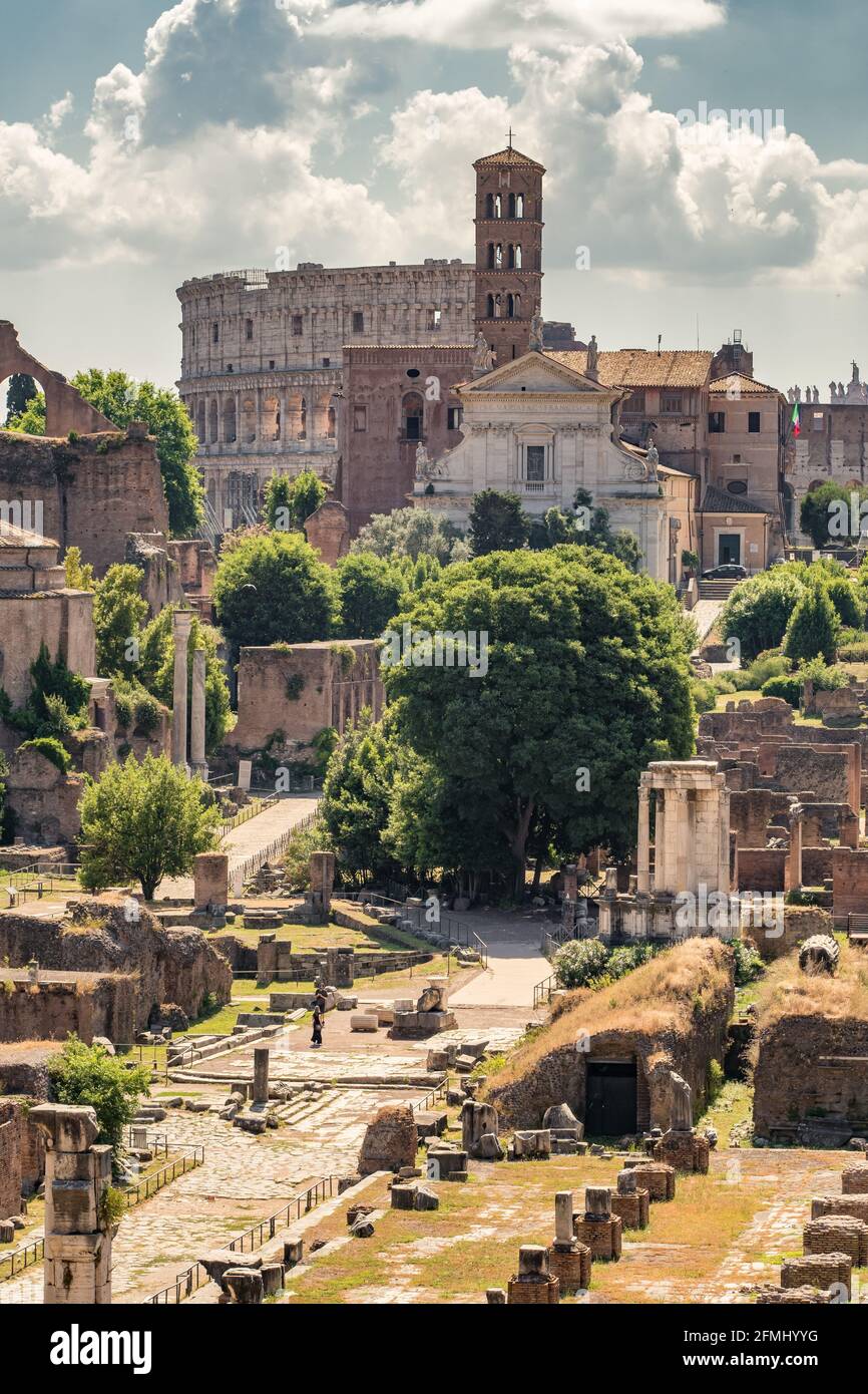 Paesaggio urbano con monumenti storici dell'antica Roma Foto Stock