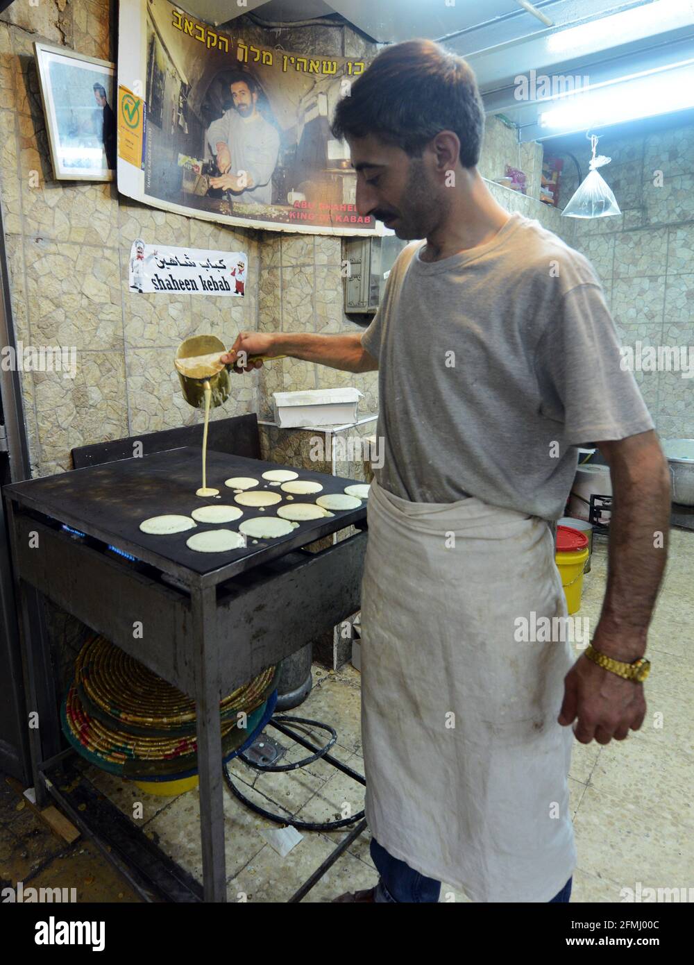 Un uomo palestinese che prepara Atayef (Qatayef) - UN dessert tradizionale Popolare durante il mese santo del Ramadan e specialmente durante EID al Fitr vacanza Foto Stock