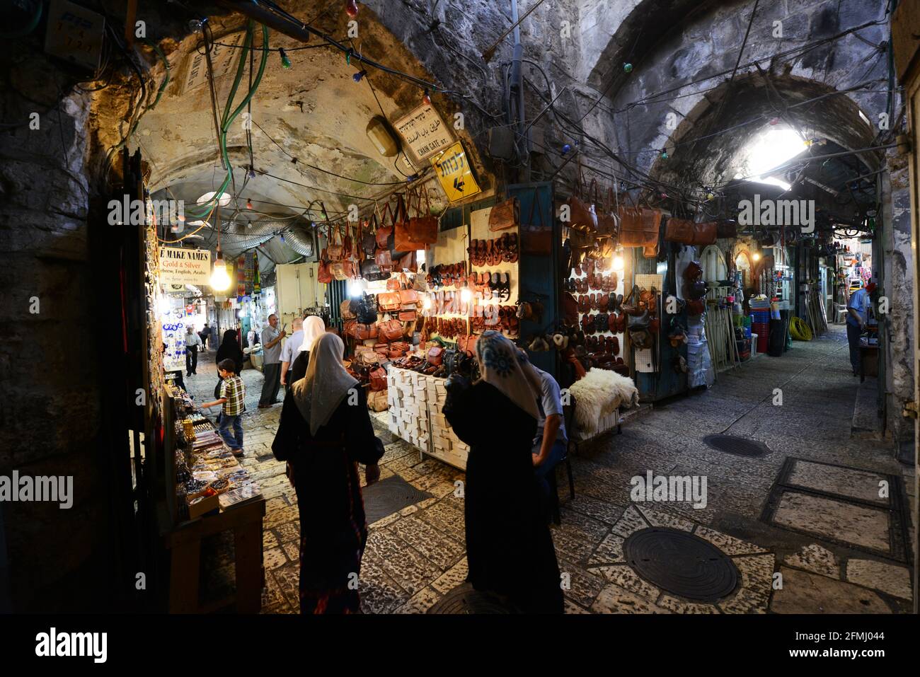 I vivaci vecchi mercati nel quartiere musulmano nella città vecchia di Gerusalemme. Foto Stock