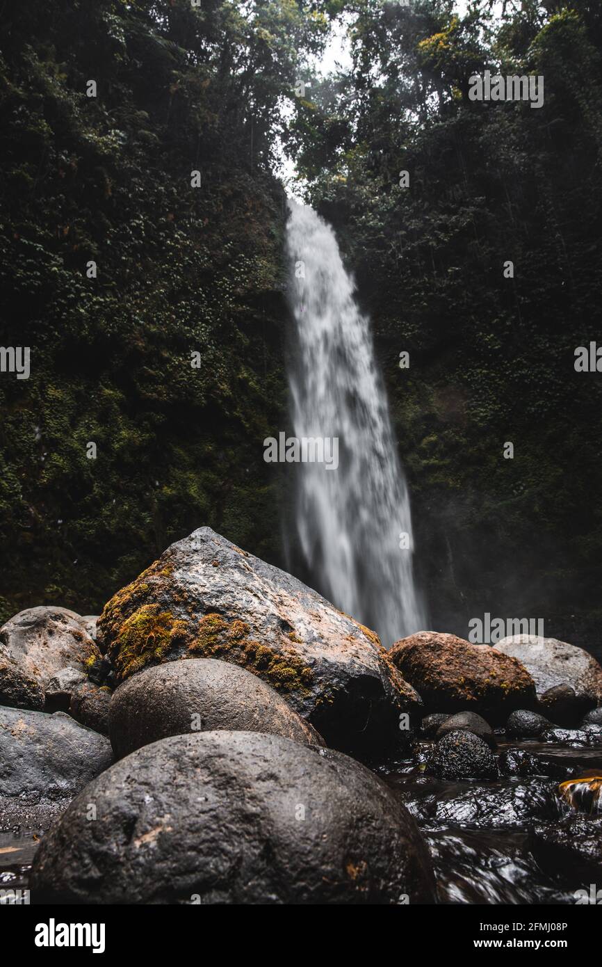 Incredibile vista della potente cascata che cade dalla ruvida scogliera rigida nel parco tropicale Foto Stock