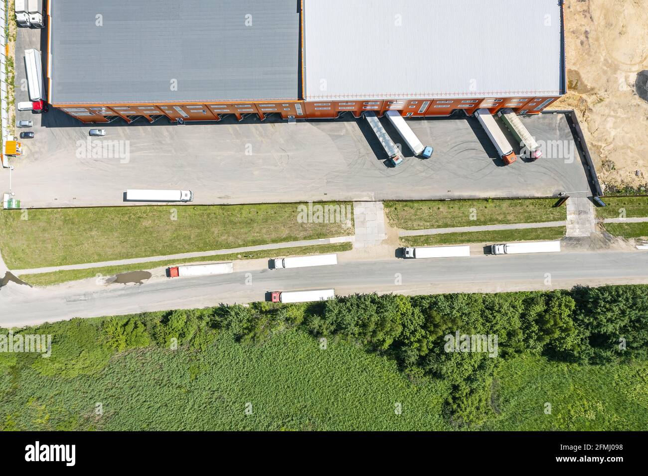 rimorchi da carico scarico merci in centro logistico. vista dall'alto aerea Foto Stock