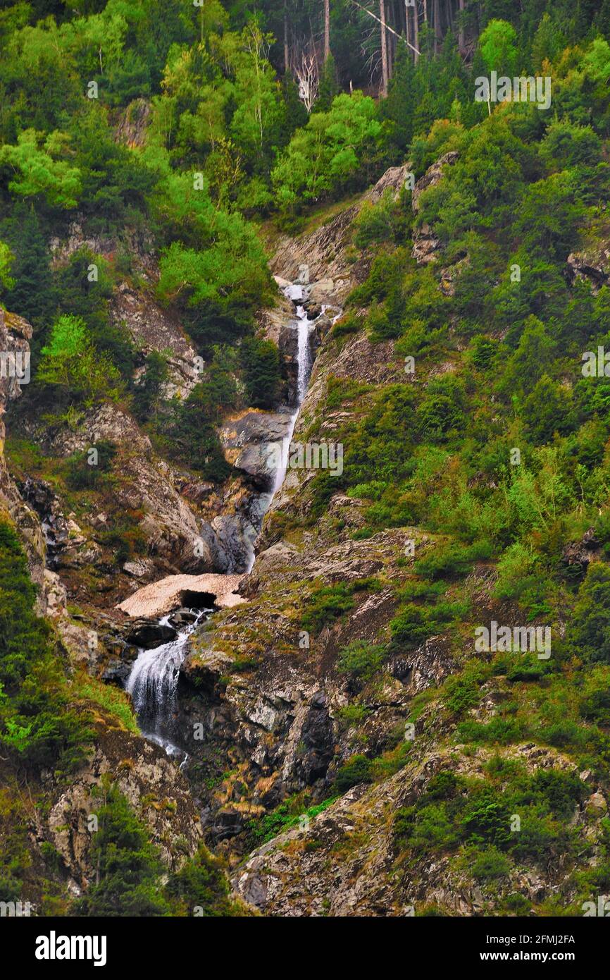 Una piccola cascata sulla strada per Jammu, Jammu & Kashmir, India Foto Stock