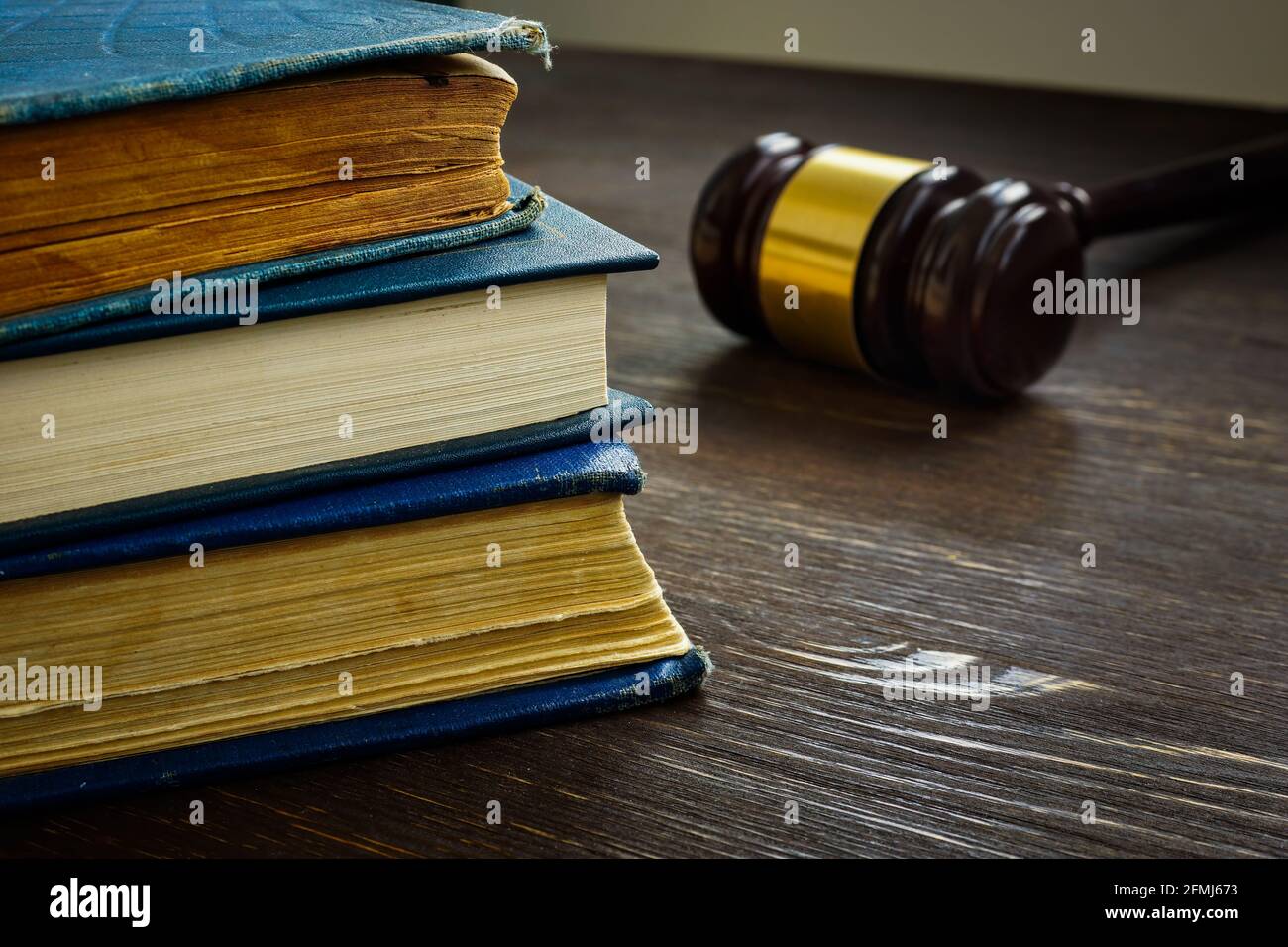 Concetto di diritto e giustizia. Pila di libro e gavel. Foto Stock