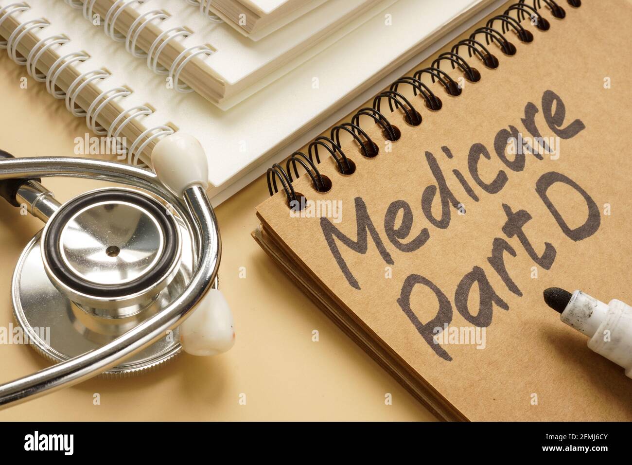 Blocco note con parole medicare parte D e stetoscopio. Foto Stock