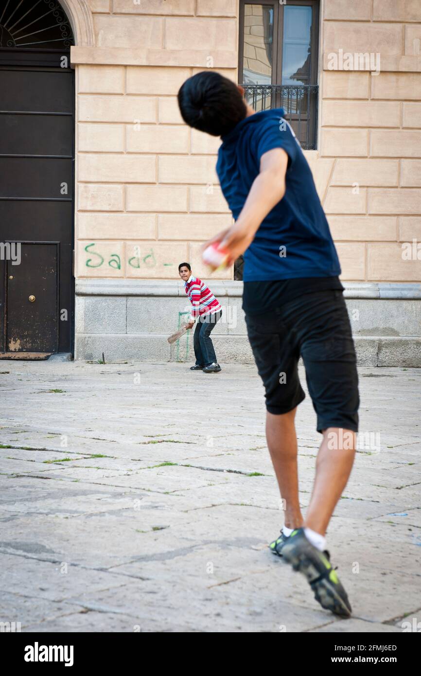 Ragazzi del Bangladesh che giocano a cricket in Italia Foto Stock