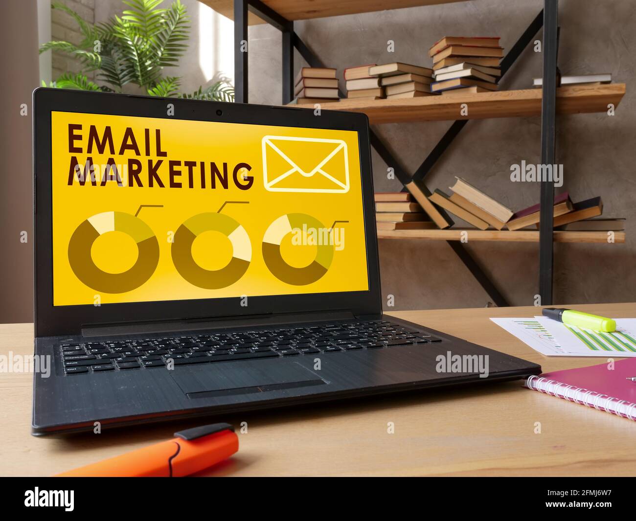 Sullo schermo viene visualizzato un report online di marketing tramite e-mail. Foto Stock