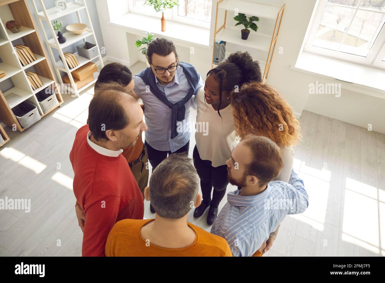 Foto di gruppo ad alto angolo di partner commerciali felici e diversificati e. colleghi che si accanono in ufficio Foto Stock