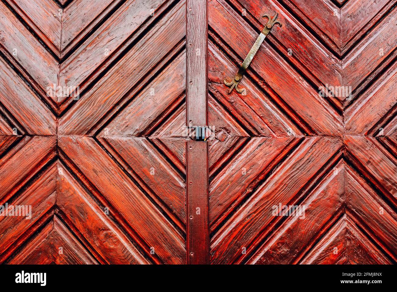 Rustico dettaglio porta in legno come sfondo, superficie intemperie di massiccia porta d'ingresso con motivo a diamante Foto Stock