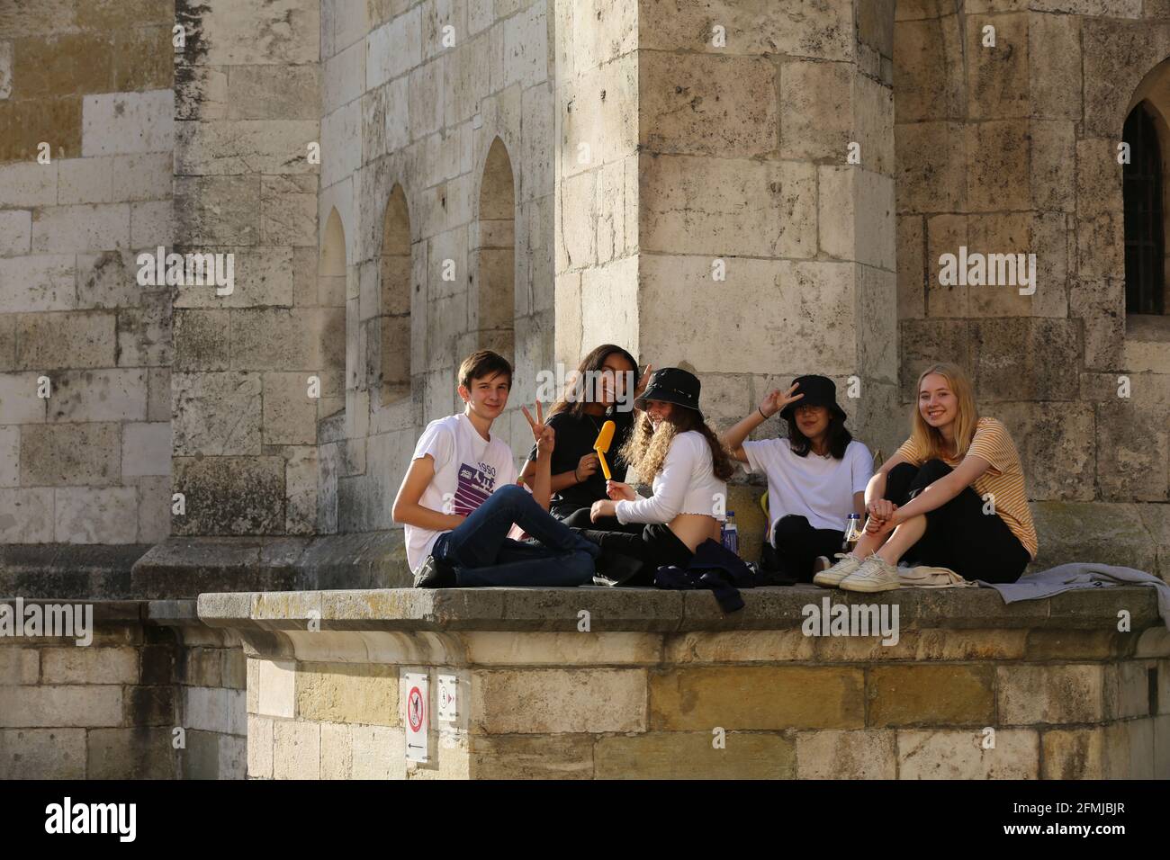 Regensburg Innenstadt oder City mit jungen Menschen die vor dem Dom sitzen Foto Stock