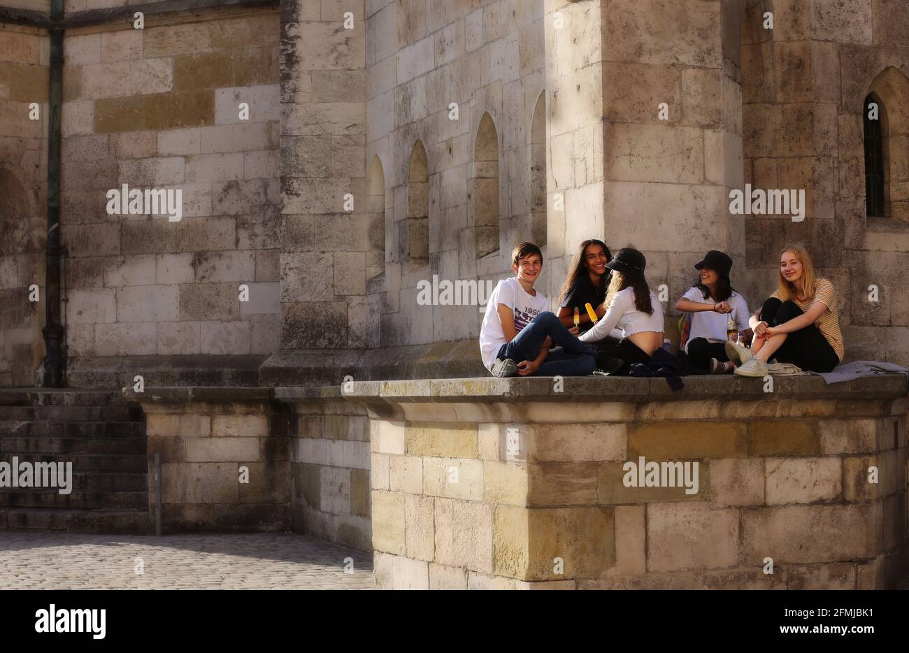 Regensburg Innenstadt oder City mit jungen Menschen die vor dem Dom sitzen Foto Stock