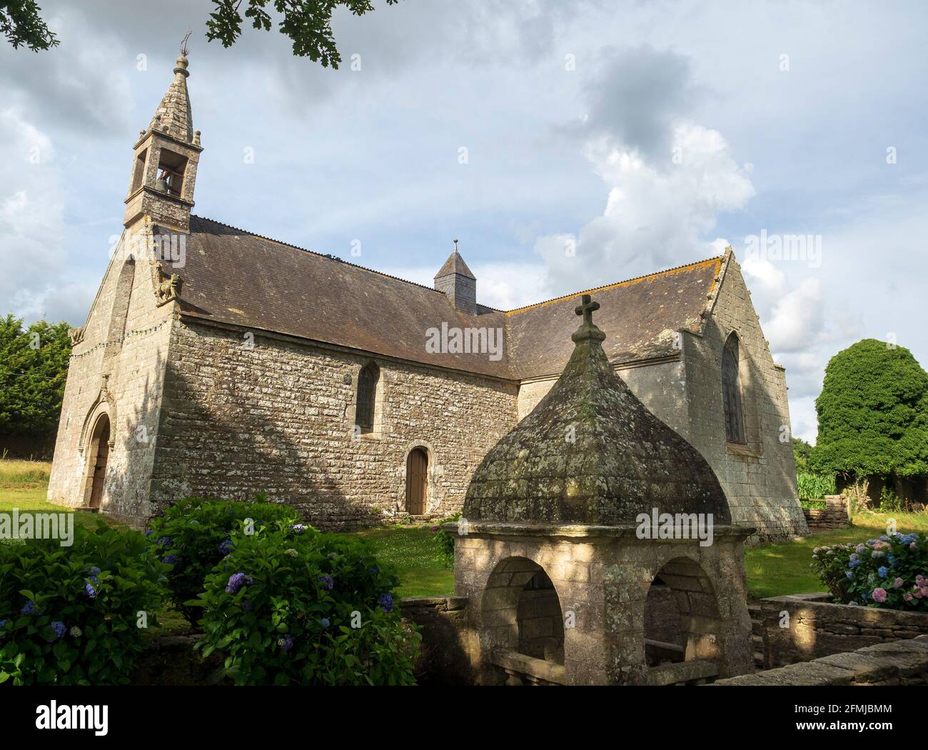 Fontana e cappella Ste Anne, Buléon, Morbihan, Bretagna, Francia. Foto Stock