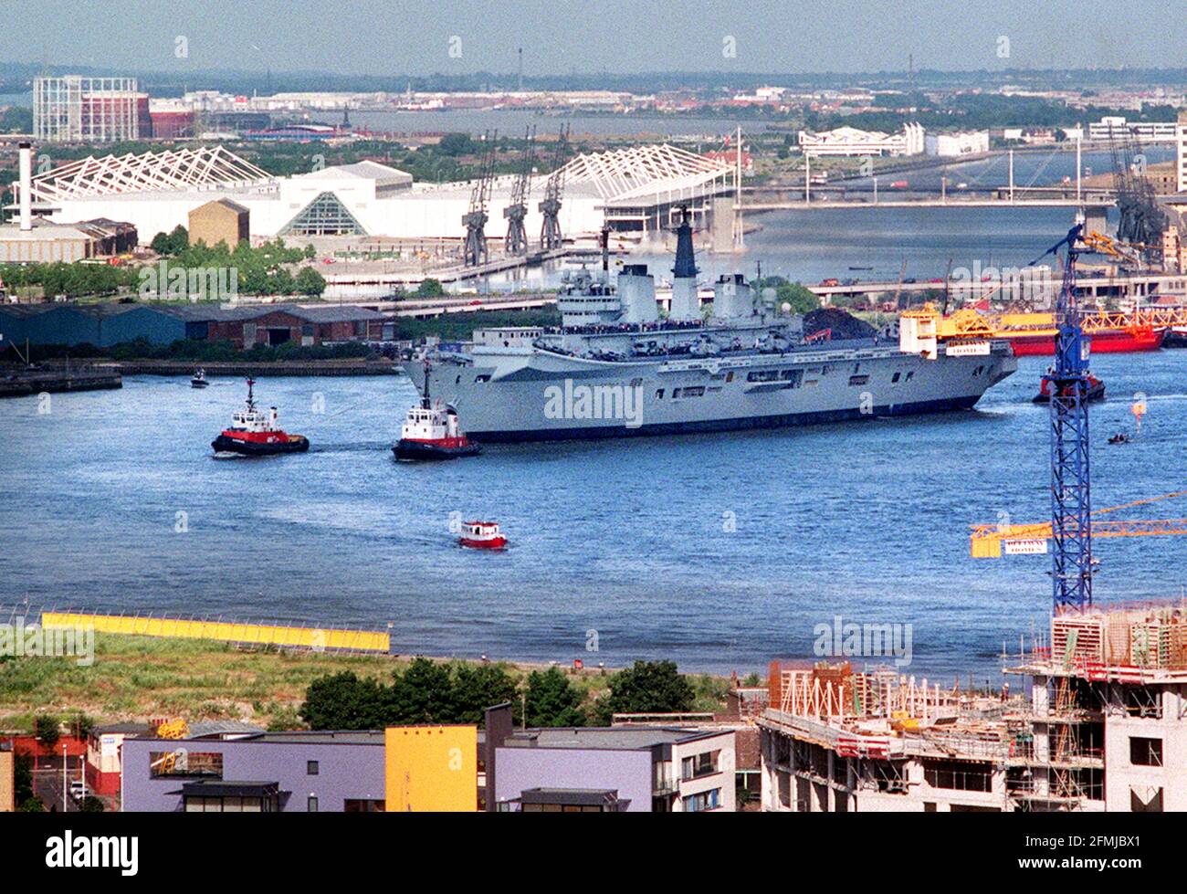 La portaerei HMS Invincible luglio 2000 vela su Fiume Tamigi Foto Stock