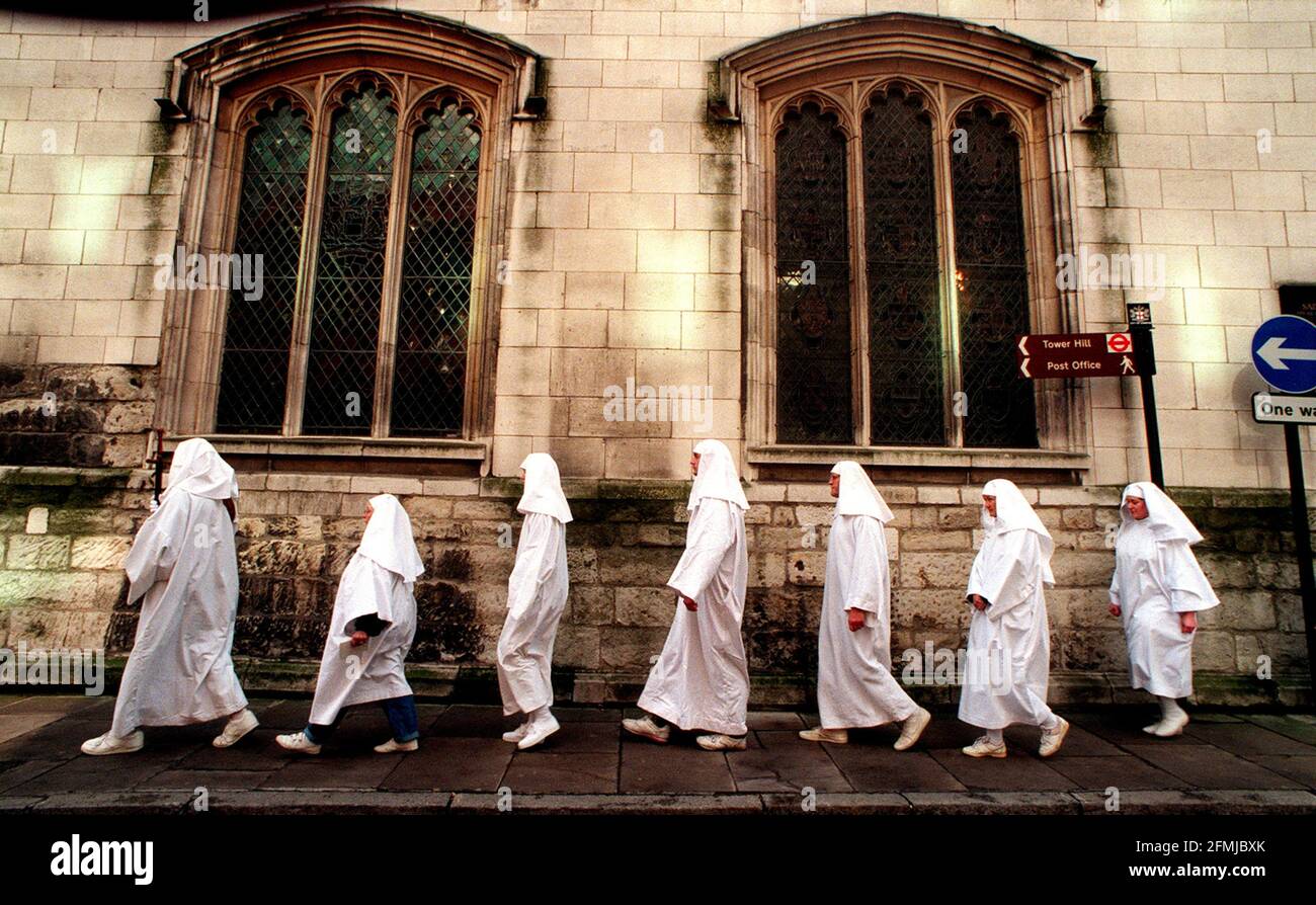 DRUIDI . L'ORDINE DRUID CHE HA ESEGUITO LA CERIMONIA DELL'EQUINOZIO DI PRIMAVERA A TOWER HILL A LONDRA. SEBBENE LA CERIMONIA SIA AMBIENTATO IN UN CONTESTO MODERNO, ALCUNE PARTI DI ESSA RISALGONO AI TEMPI ANTICHI. I MEMBRI DELL'ORDINE SULLA LORO STRADA PER TOWER HILL Foto Stock