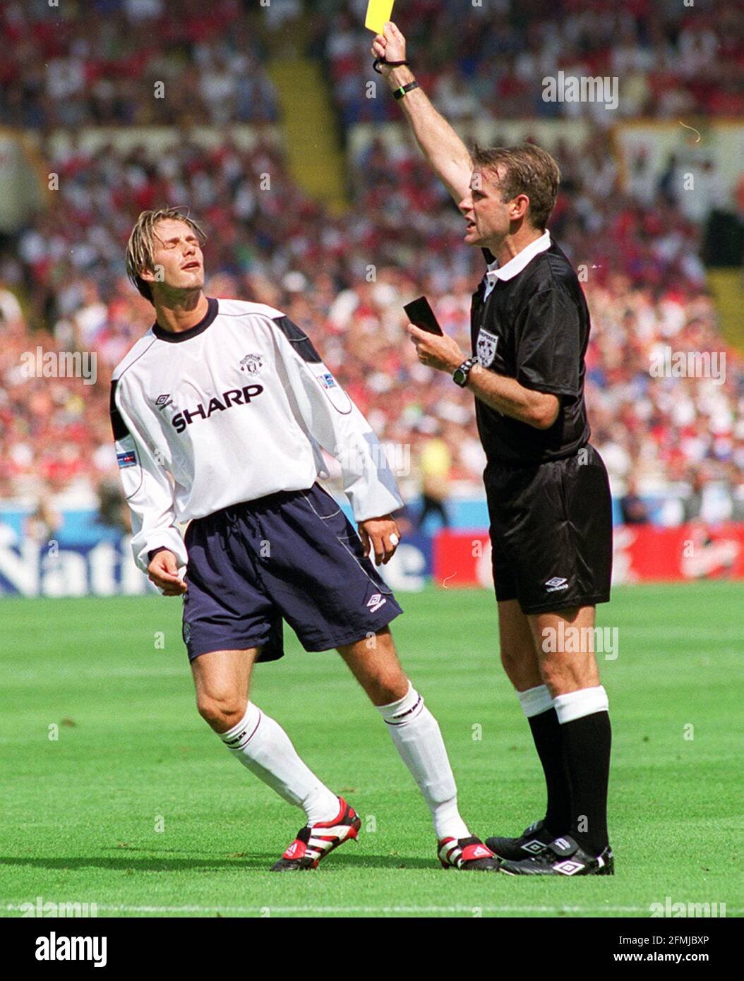 David Beckham Manchester United Agosto 1999 è prenotato durante il Shield Match di beneficenza a Wembley Foto Stock