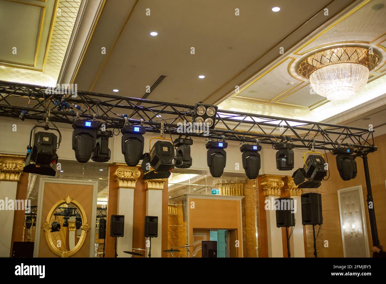 Lampade da palco professionali appesi su tralicci. Party show stage set up, prove, controllo suono e luce. Foto Stock