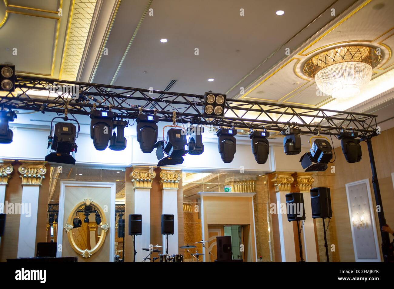 Lampade da palco professionali appesi su tralicci. Party show stage set up, prove, controllo suono e luce. Foto Stock