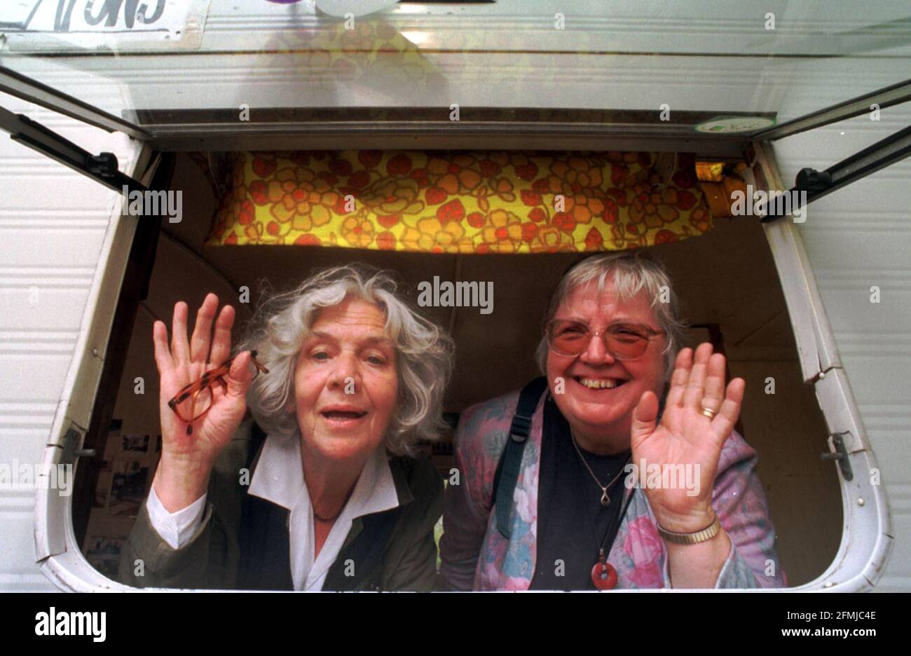 Le donne di Greenham Common finalmente si allontanano dopo 19 anni. Le due donne rimanenti, L-R: Sarah Hipperson e Jean Hutchinson nella carovana che è stata la loro casa. Foto Stock