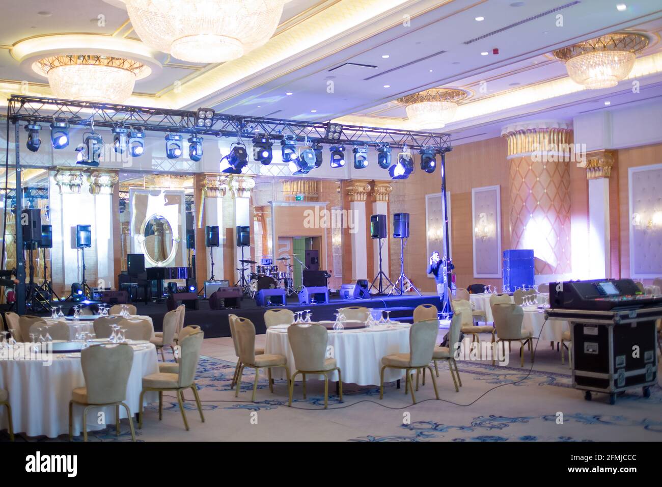 Spettacolo di feste con musica dal vivo allestito con truss, sistemi audio e di illuminazione. Linea di ritorno con batteria, pianoforte e altri strumenti musicali. Controllo audio. Foto Stock