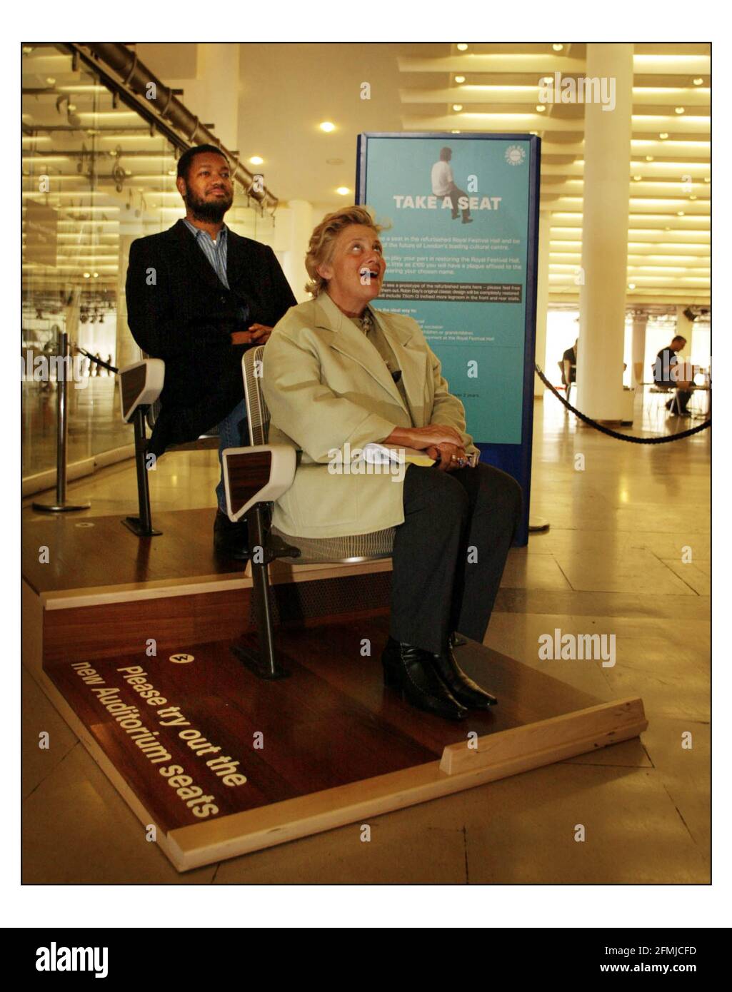 Dame Vivien Duffield, co presidente del Comitato Campaign e Martin Baron alto 6'7' del Tall Peoples Club Provate i nuovi posti ristrutturati previsti per l'auditorium del Royal Festival Hall. I membri del pubblico possono svolgere il loro ruolo nel restauro del Royal Festival Hall per ben 100 anni possono avere una targa apposta su un sedile per 10 anni. pic David Sandison 13/10/2004 Foto Stock