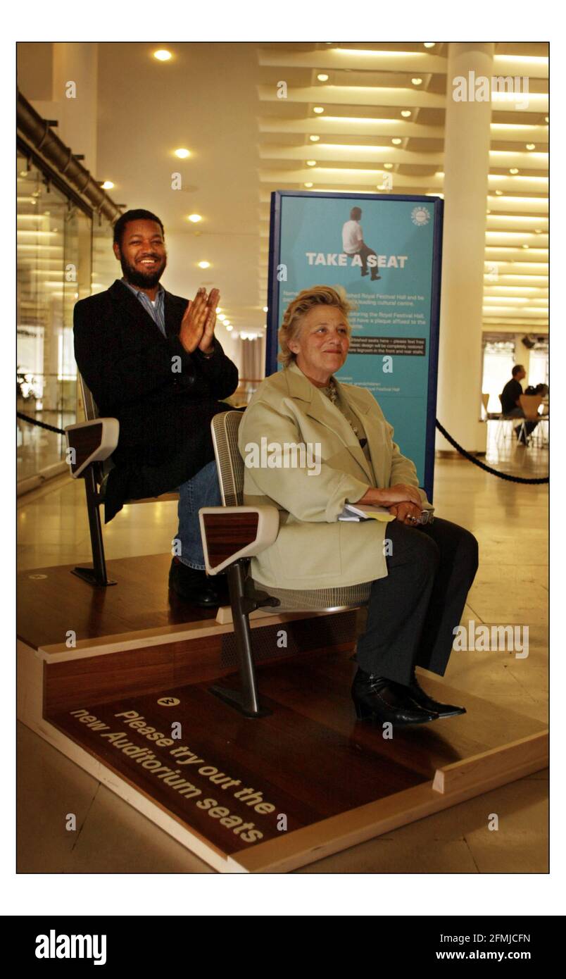 Dame Vivien Duffield, co presidente del Comitato Campaign e Martin Baron alto 6'7' del Tall Peoples Club Provate i nuovi posti ristrutturati previsti per l'auditorium del Royal Festival Hall. I membri del pubblico possono svolgere il loro ruolo nel restauro del Royal Festival Hall per ben 100 anni possono avere una targa apposta su un sedile per 10 anni. pic David Sandison 13/10/2004 Foto Stock