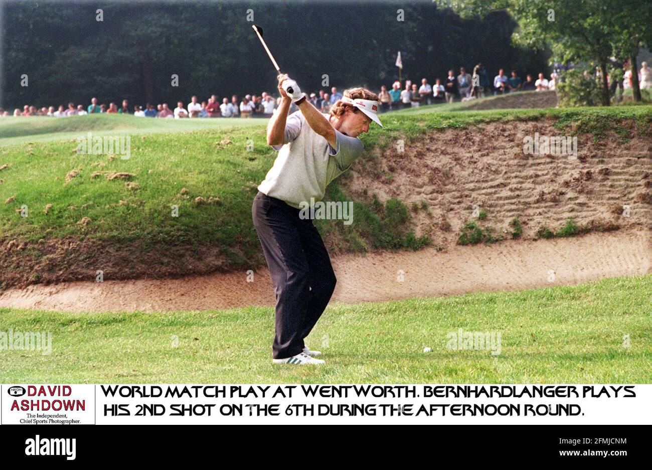 Bernhard Langer gioca il suo 2° colpo il 6° durante Il turno pomeridiano di marzo mondiale gioca a Wentworth Foto Stock