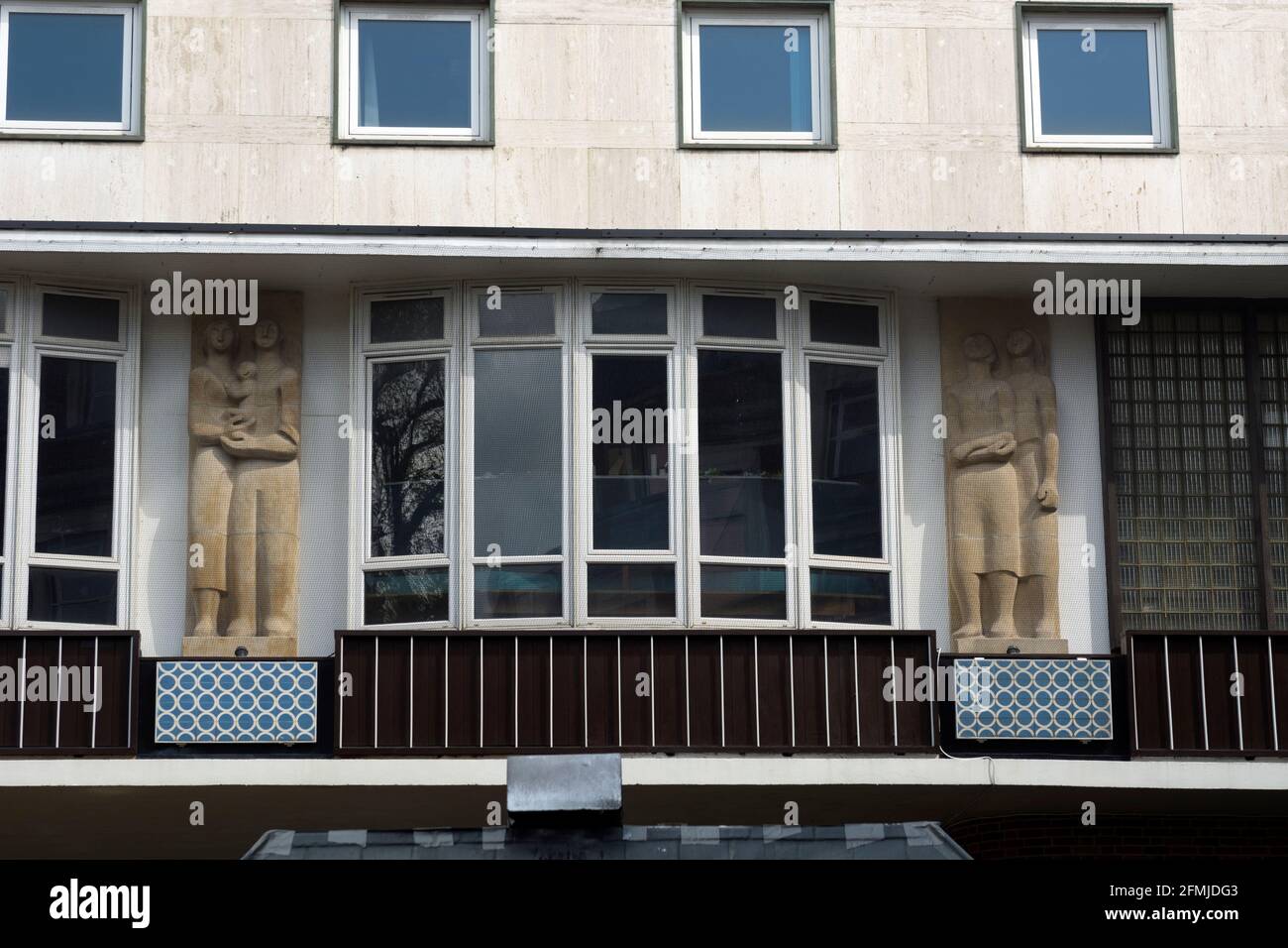 People of Coventry Sculptures di Trevor Tennant su un edificio in Hertford Street, Coventry, West Midlands, Inghilterra, Regno Unito Foto Stock