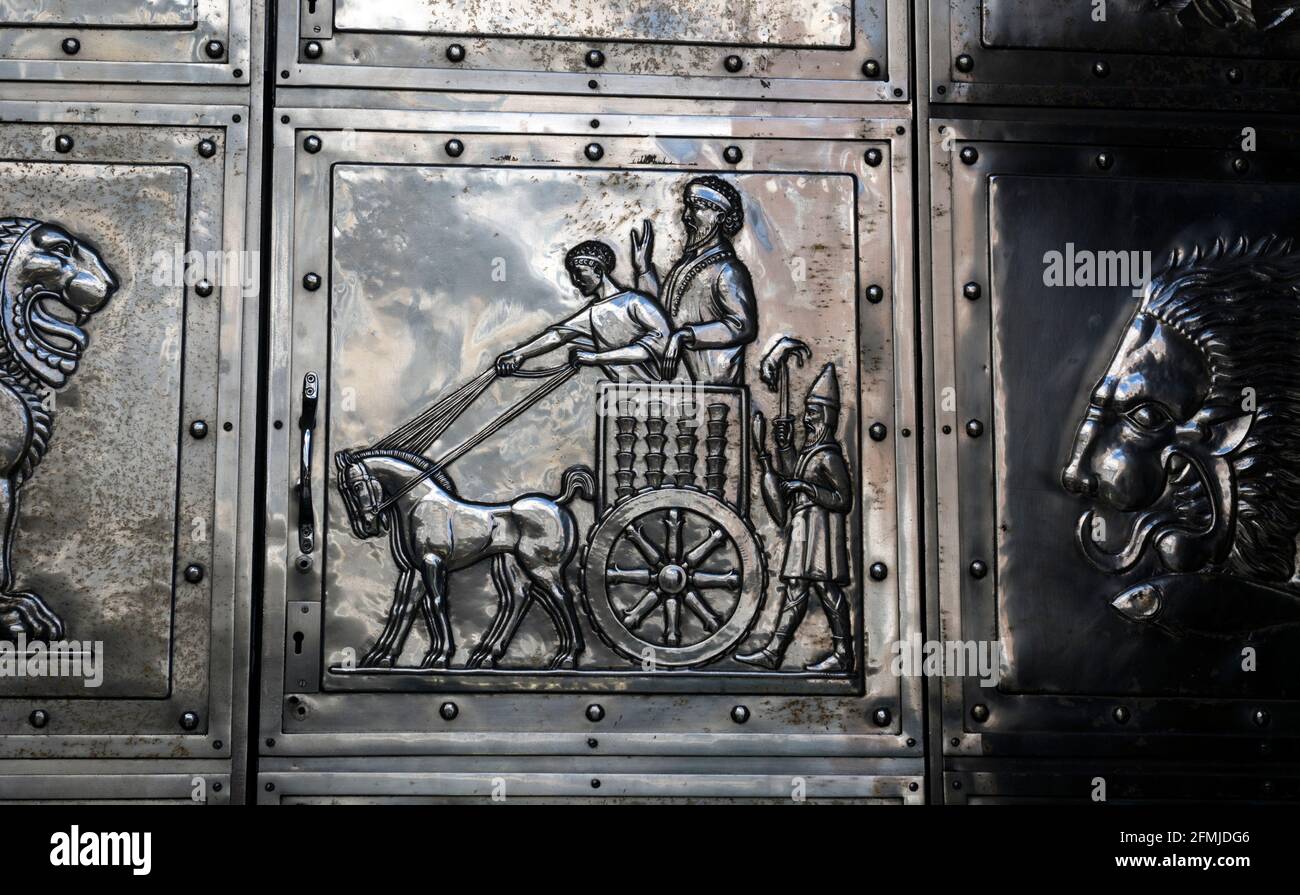 Dettagli delle porte in metallo sull'ex National Westminster Bank, Coventry, West Midlands, Inghilterra, Regno Unito Foto Stock