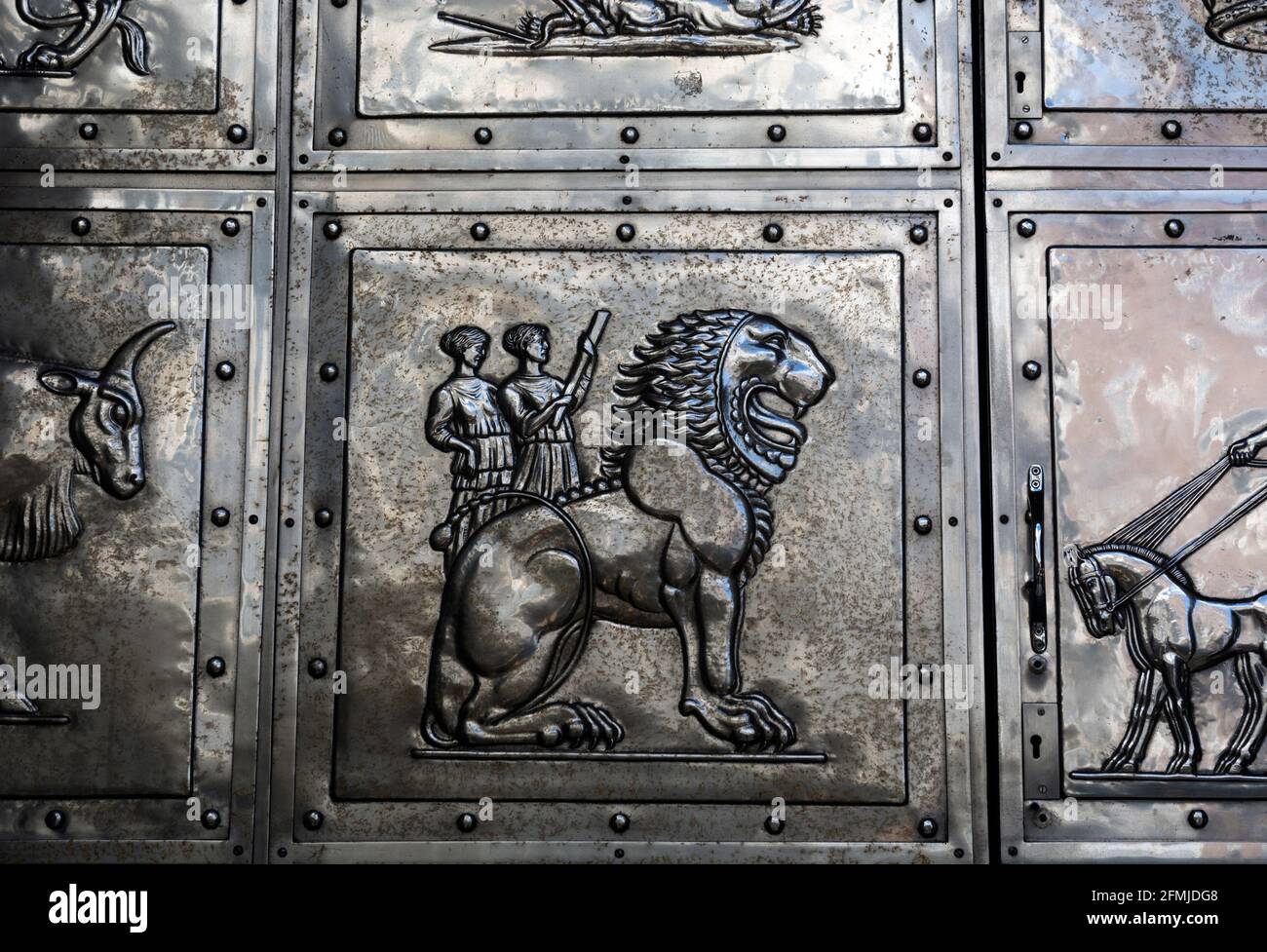 Dettagli delle porte in metallo sull'ex National Westminster Bank, Coventry, West Midlands, Inghilterra, Regno Unito Foto Stock