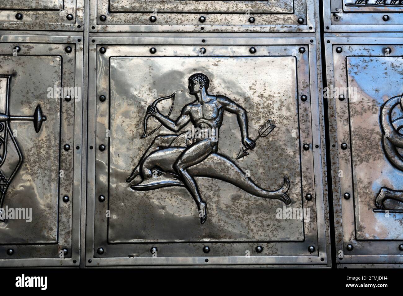 Dettagli delle porte in metallo sull'ex National Westminster Bank, Coventry, West Midlands, Inghilterra, Regno Unito Foto Stock