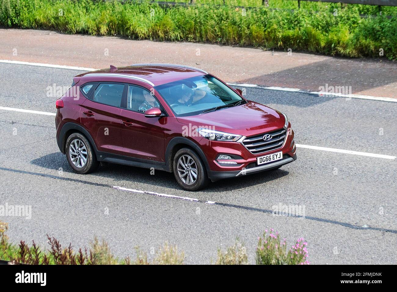 Hyundai Tucson 1.7 CRDi Blue Drive se Nav 5dr 2WD diesel estate. Traffico veicolare, veicoli in movimento, automobili, veicoli in circolazione su strade del Regno Unito, motori, motori sulla rete stradale dell'autostrada M6 nel Regno Unito. Foto Stock
