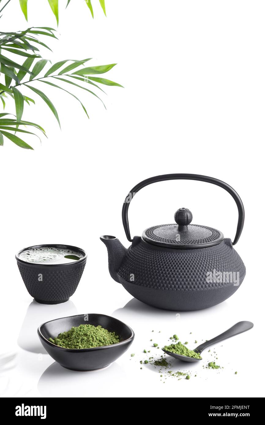 Polvere da tè Matcha e accessori da tè su base bianca con copyspace. Cerimonia del tè. Bevanda tradizionale giapponese in formato verticale. Foto Stock