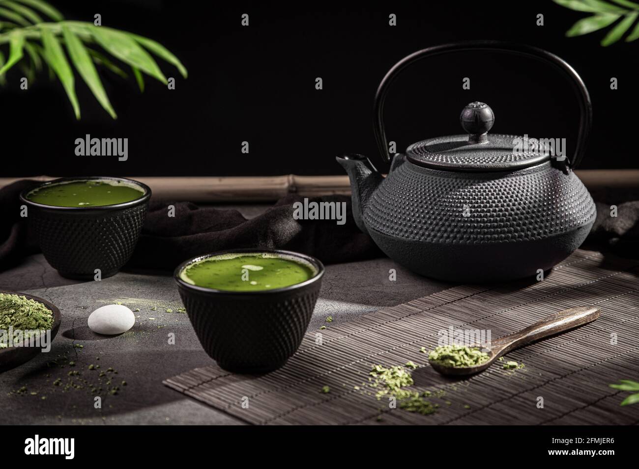 Polvere di tè Matcha e accessori per il tè su sfondo scuro. Cerimonia del tè. Bevanda tradizionale giapponese. Foto Stock