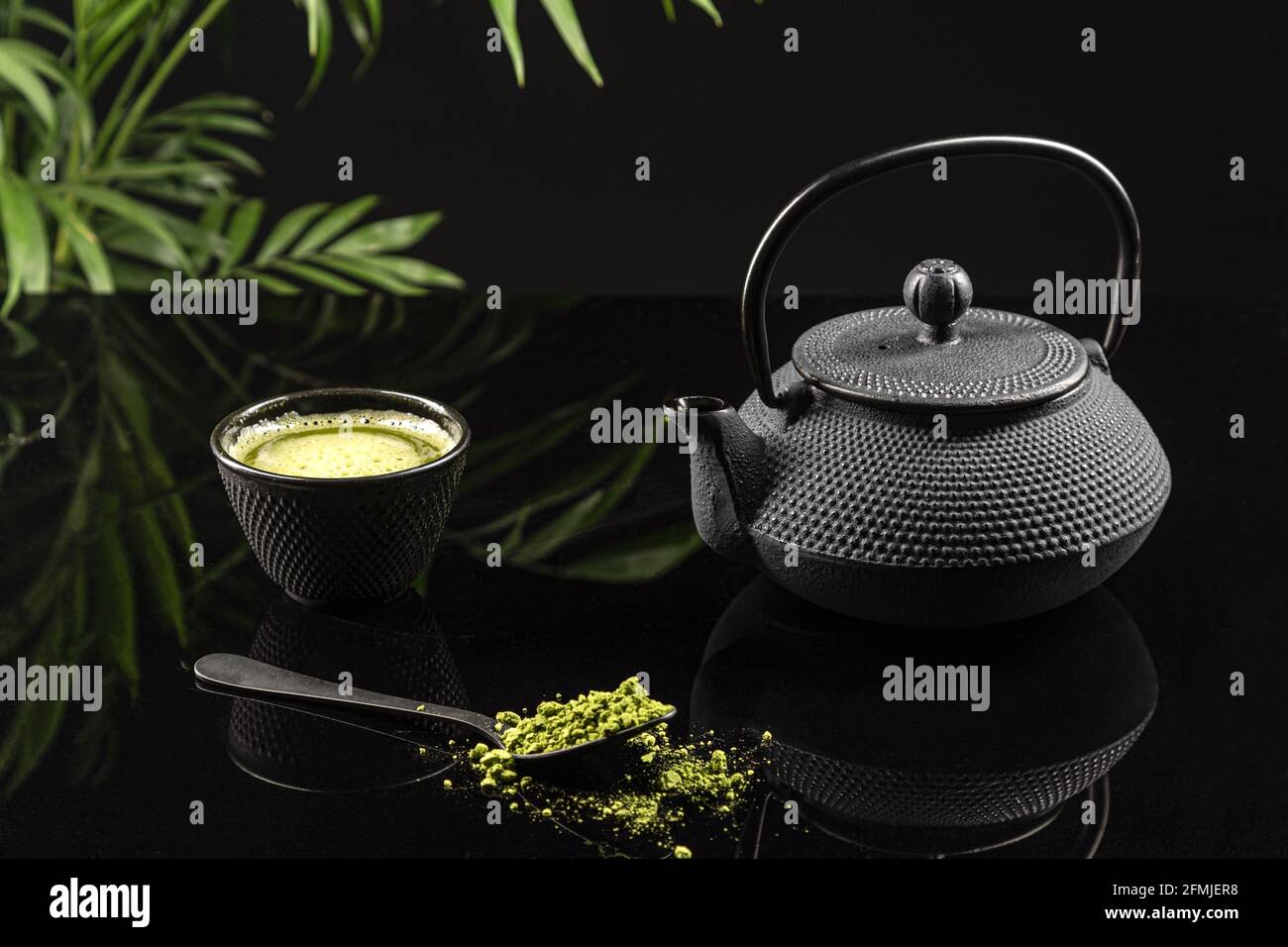 Polvere di tè Matcha e accessori per il tè su sfondo nero. Cerimonia del tè. Bevanda tradizionale giapponese. Foto Stock