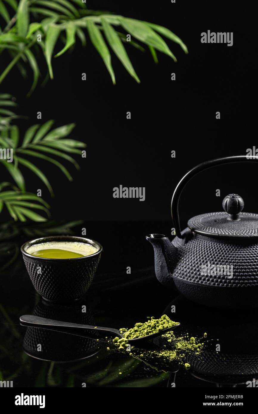 Polvere di tè Matcha e accessori per il tè su sfondo nero. Cerimonia del tè. Tradizionale giapponese drink. Formato verticale. Foto Stock