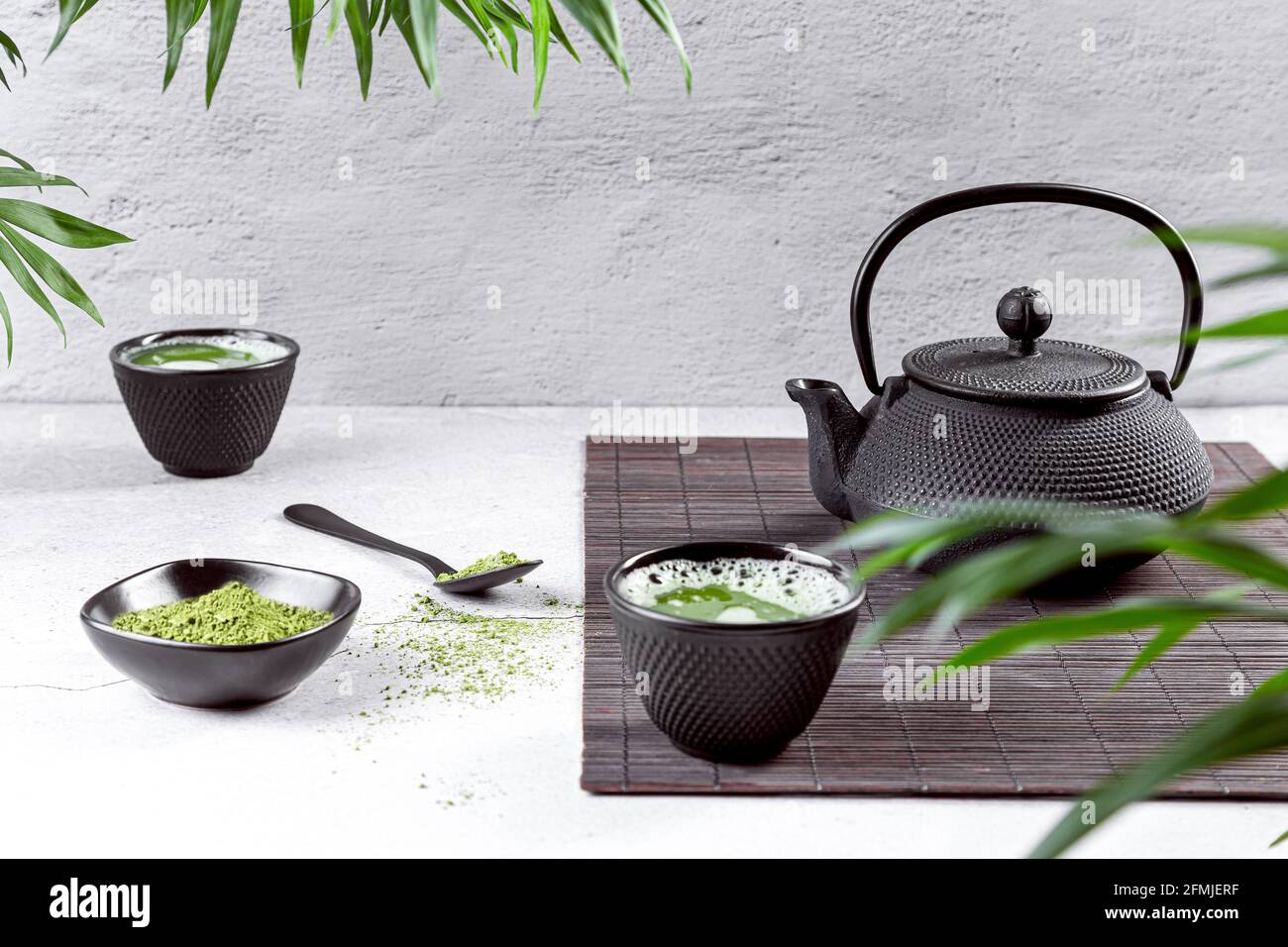 Polvere di tè Matcha e accessori per il tè su sfondo chiaro. Cerimonia del tè. Bevanda tradizionale giapponese. Foto Stock