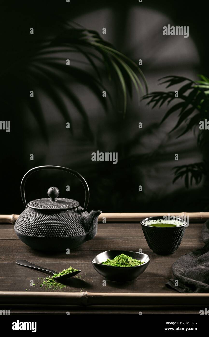 Polvere di tè Matcha e accessori per il tè su base di legno scuro. Cerimonia del tè. Bevanda tradizionale giapponese. Formato verticale. Foto Stock