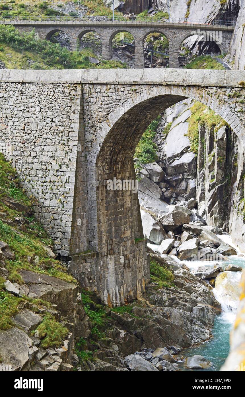 Il secondo (1830) Teufelsbrücke, il ponte del Diavolo sulla Gola superiore di Schollenen, con il ponte ferroviario (1917) in lontananza. Foto Stock