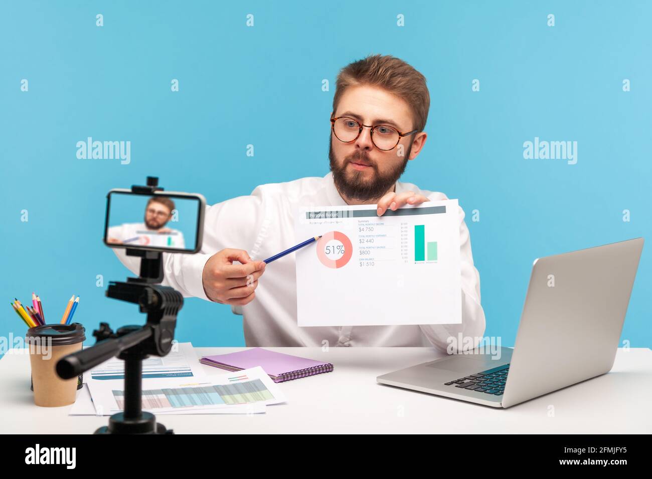 Uomo d'affari intelligente, lavoratore della scuola d'affari che registra video sulla fotocamera dello smartphone, analizzando il budget personale del cliente, insegnando alfabetizzazione finanziaria, Foto Stock