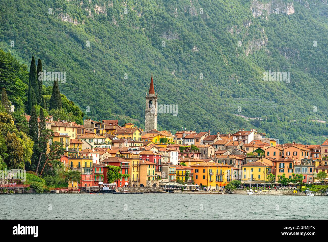 Vista a Varenna sul Lago di Como visto dal lago, Lombardia, Italia Foto Stock