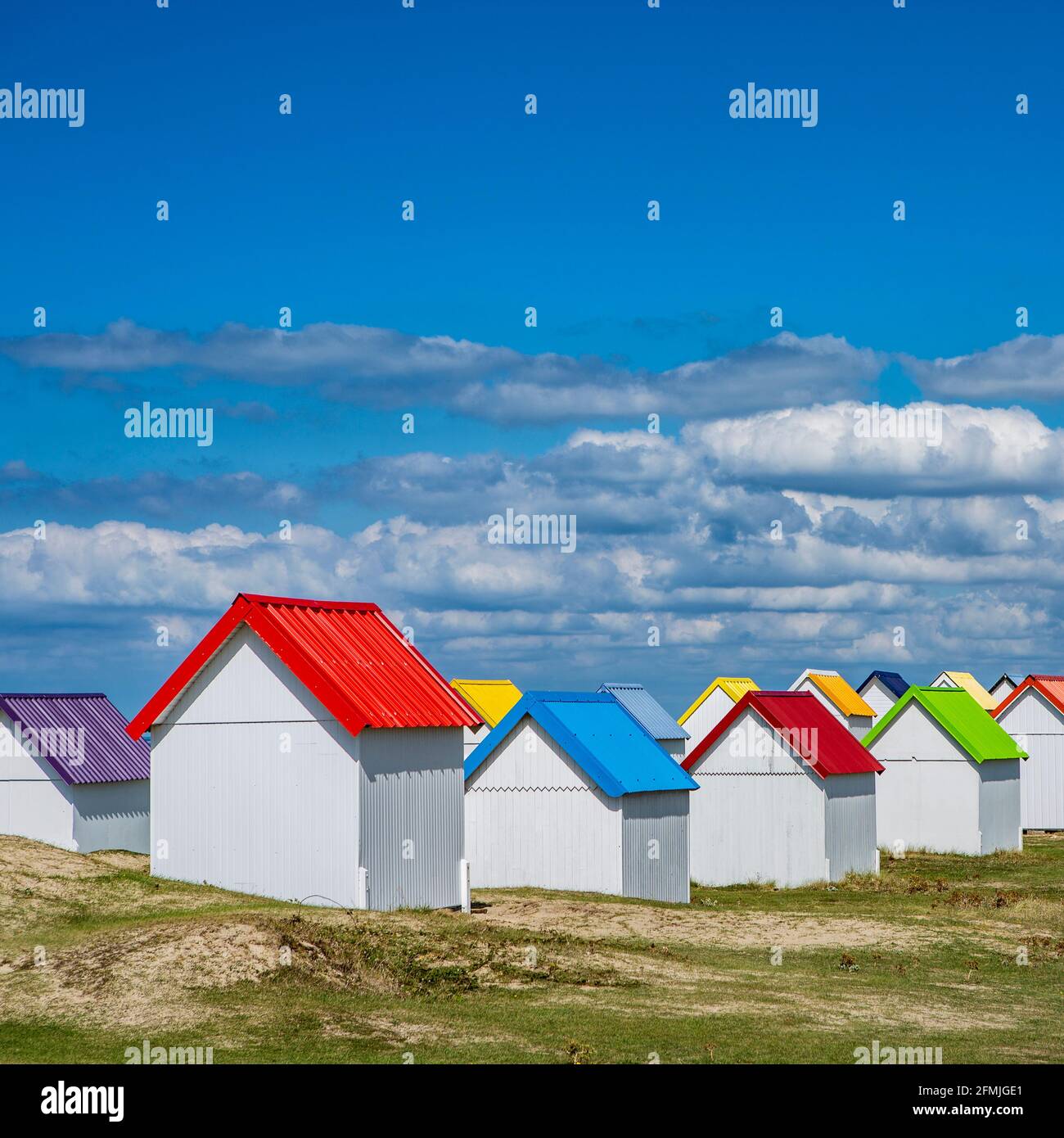 Bitte Strandhäuser in den Dünen bei Gouville-sur-Mer in der Normandie Foto Stock