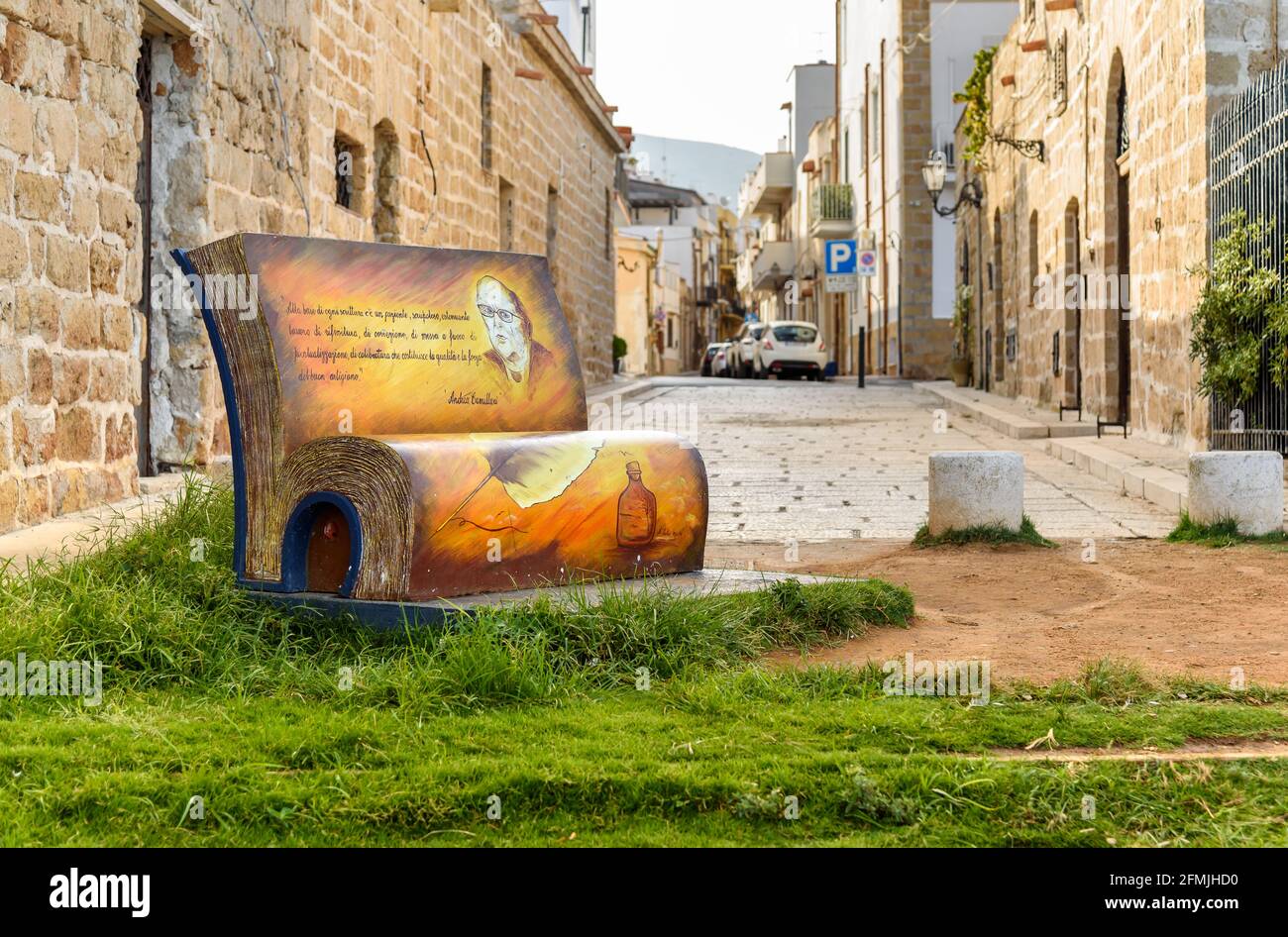 La panchina letteraria sul lungomare di Terrasini, dedicata ai grandi artisti siciliani, provincia di Palermo, Italia Foto Stock