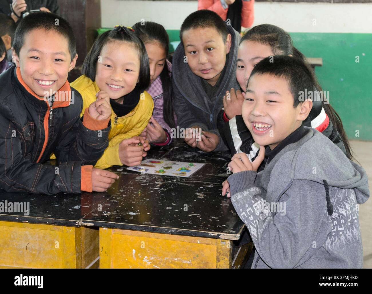 Studenti della scuola Lixiana che giocano un gioco di parti del corpo Bingo alla scuola Lixiana nella rurale Hebei, Cina. Foto Stock