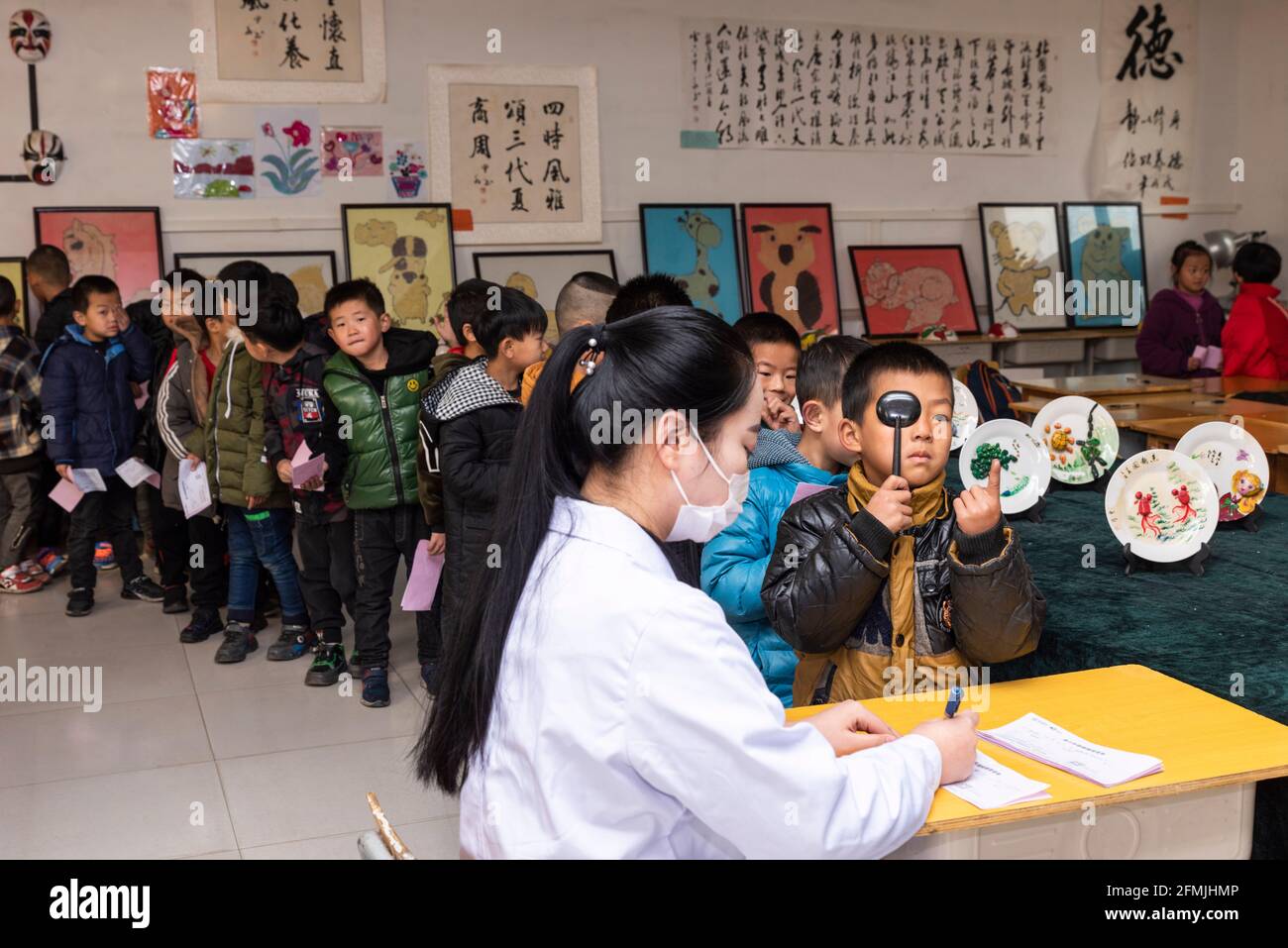 Gli studenti della scuola elementare di Lixian si fanno controllare Foto Stock