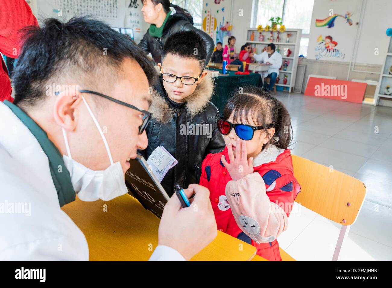 Gli studenti della scuola elementare di Lixian si fanno controllare Foto Stock