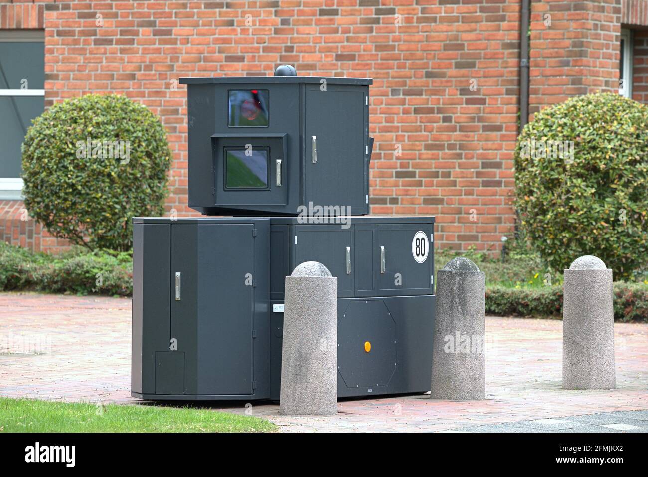 Schleswig, Germania. 09 maggio 2021. Schleswig, una autovelox mobile nera, il cosiddetto rimorchio delle forze dell'ordine, si trova di fronte all'amministrazione distrettuale di Schleswig-Flensburg e registra le violazioni della velocità in entrambe le direzioni. Nel rimorchio per autovelox è presente un dispositivo di misurazione laser TrafiStar S350, la costruzione del veicolo è di Elaax AG. Il rimorchio è blindato e dispone di ruote retrattili. Può essere trainato come un normale rimorchio. | utilizzo in tutto il mondo credito: dpa/Alamy Live News Foto Stock